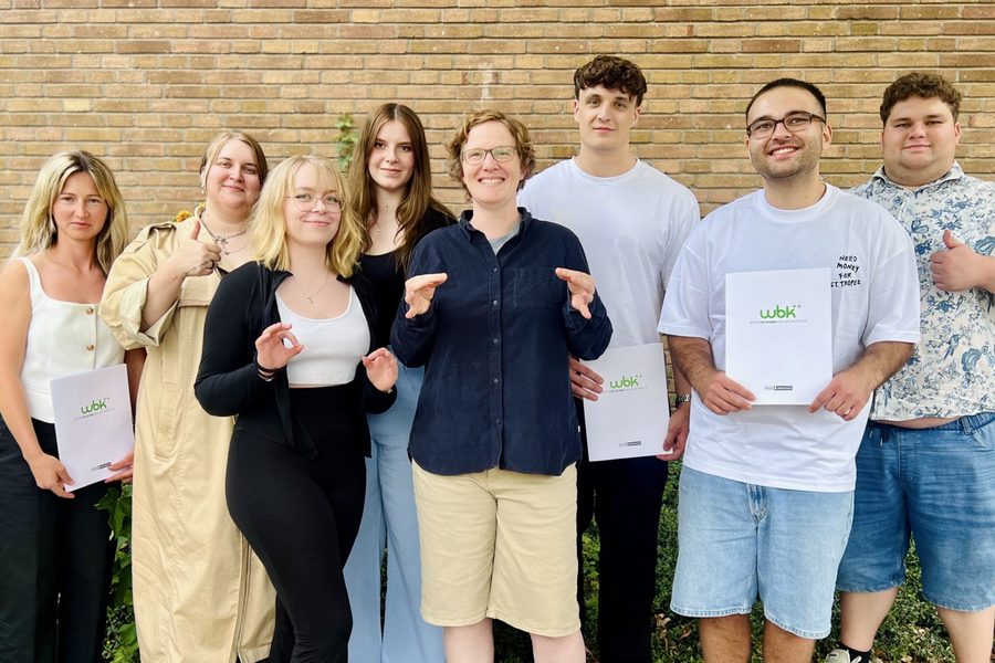 Absolventinnen und Absolventen des Abendgymnasiums Rheine bei ihrer Verabschiedung