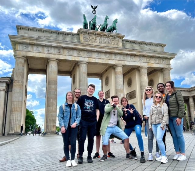 Studierende des Abendgymnasiums Rheine vor dem Brandenburger Tor in Berlin