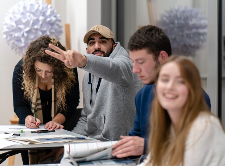 Gruppe von Studierenden des Abendgymnasiums beim gemeinsamen Lernen